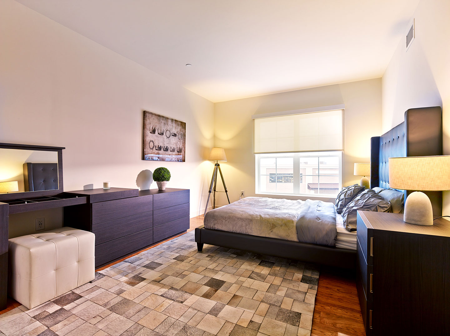 24 jones luxury rentals newark model bedroom