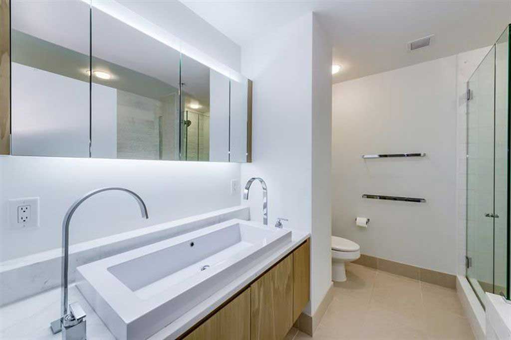 77 Hudson Apartment 3509 Jersey City Bathroom 2