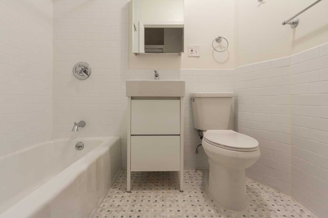 17 Pierce Avenue The Heights Jersey City Bathroom